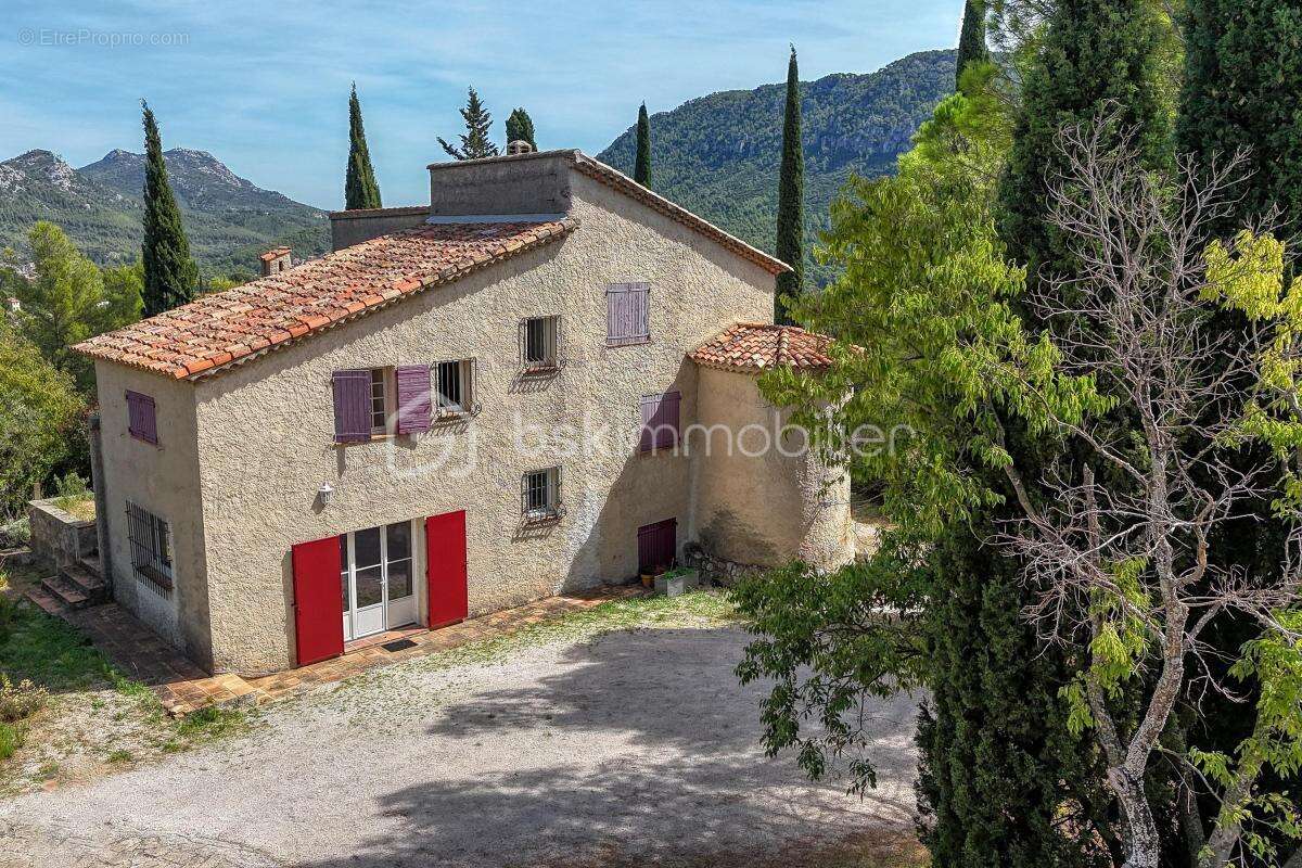 Maison à LE REVEST-LES-EAUX