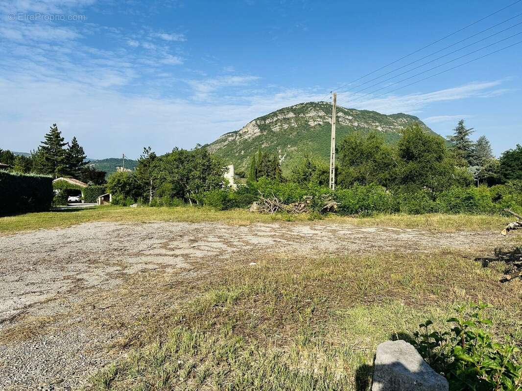 Terrain 1258 m² à Laragne-Monteglin  - photo 4