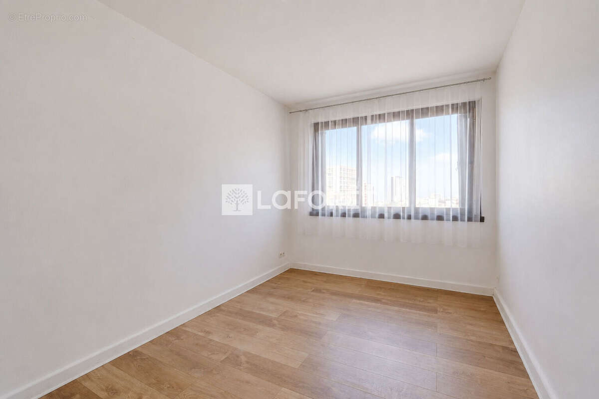 Parc Montsouris - Étage élevé - 3 pièces de 60m² - Bon état général - photo 4