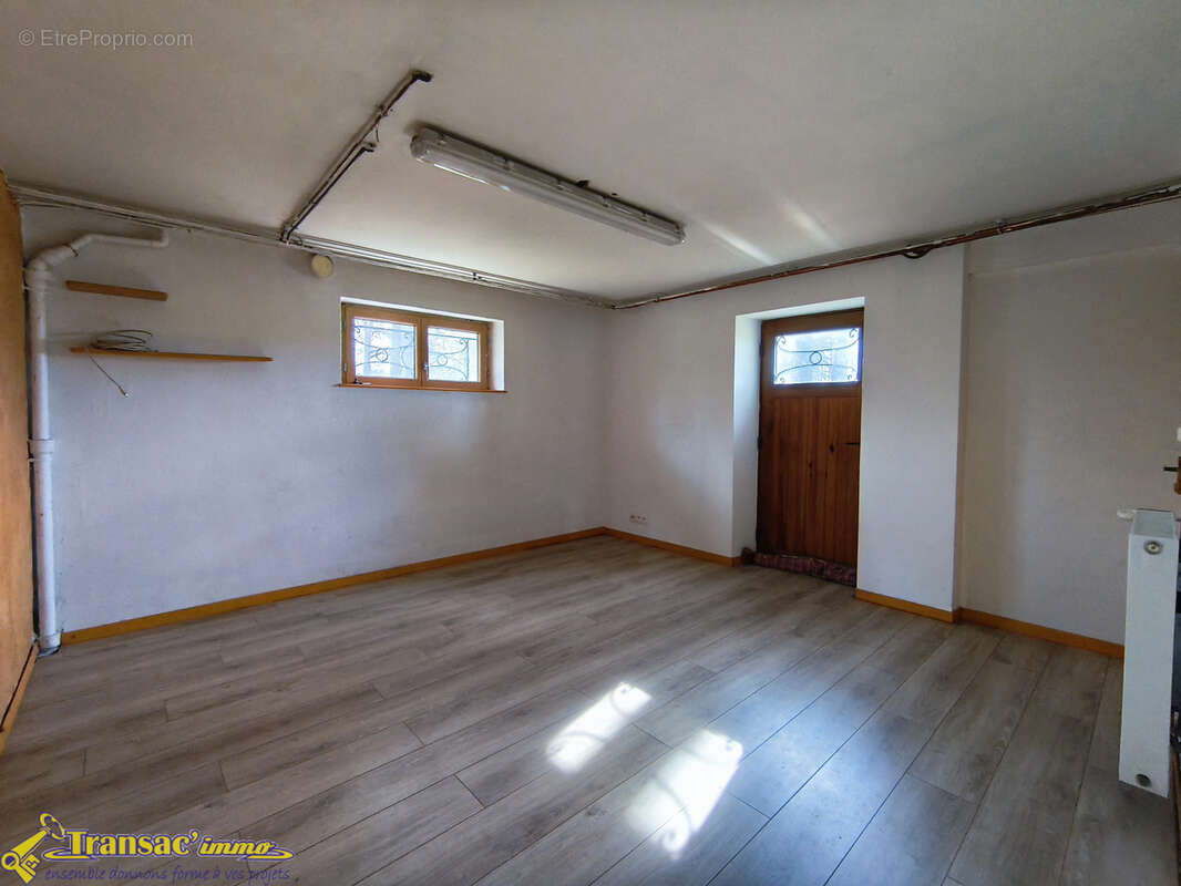 À Peschadoires, villa 9 pièces avec terrasse, garage 2 voitures et terrain. - photo 12
