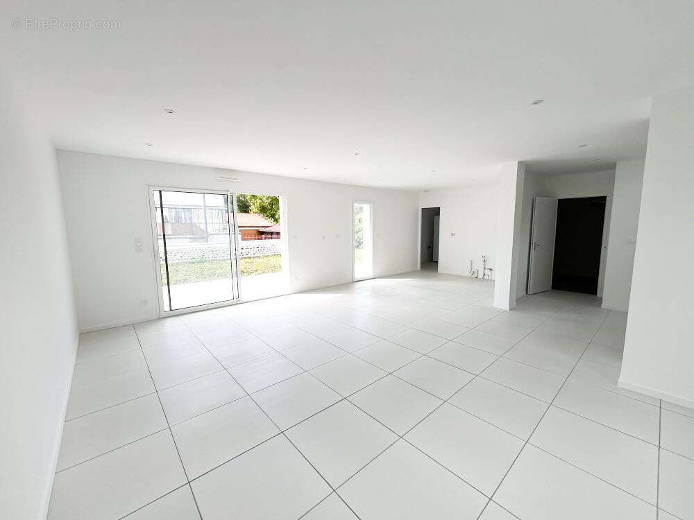 Maison à SAINT-BEAUZIRE