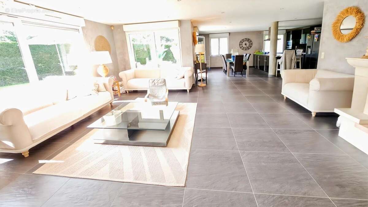 Maison à COLLONGES-SOUS-SALEVE