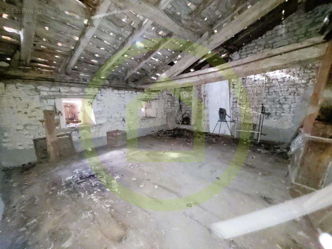 Maison à NIEUL-LE-VIROUIL