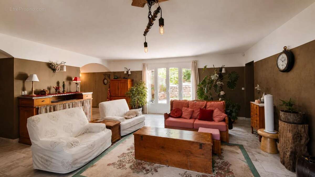 Belle villa spacieuse avec grand terrain et logement independant - photo 2