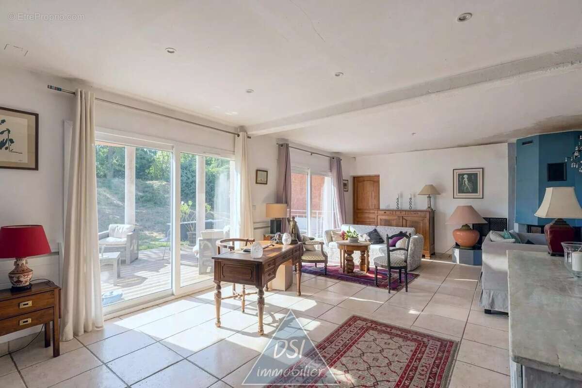 Maison contemporaine de 195 m² – 5 chambres – Terrain de 1 645 m² – NEYRON - photo 2