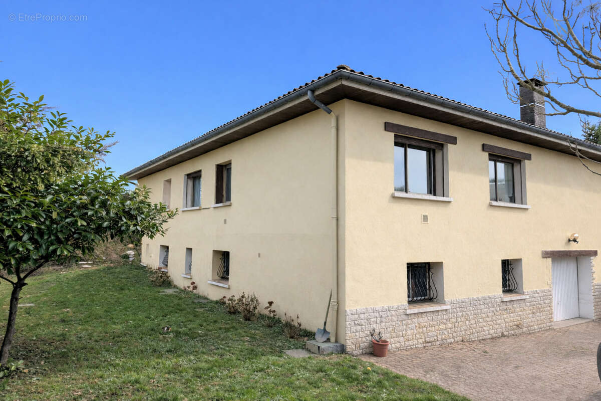 Maison à GREZIEU-LA-VARENNE