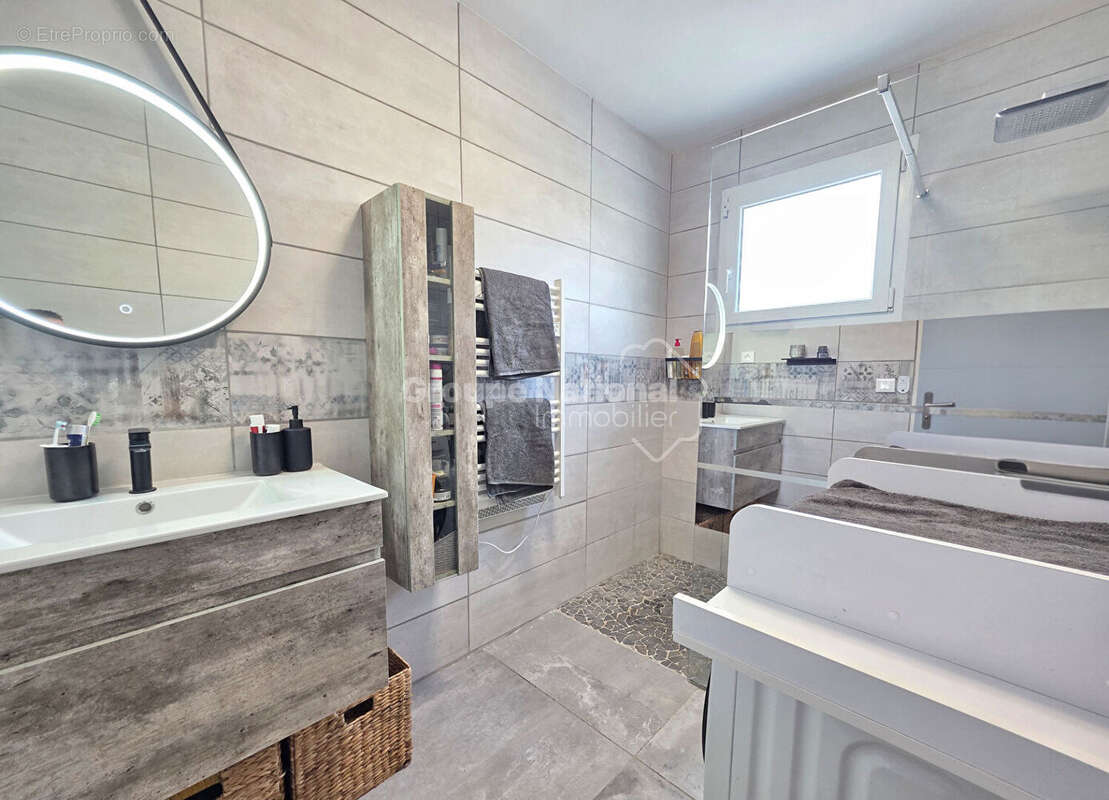 Superbe maison plain-pied de 2018 T4  96 m²  Piscine  Proche centre-ville - photo 10