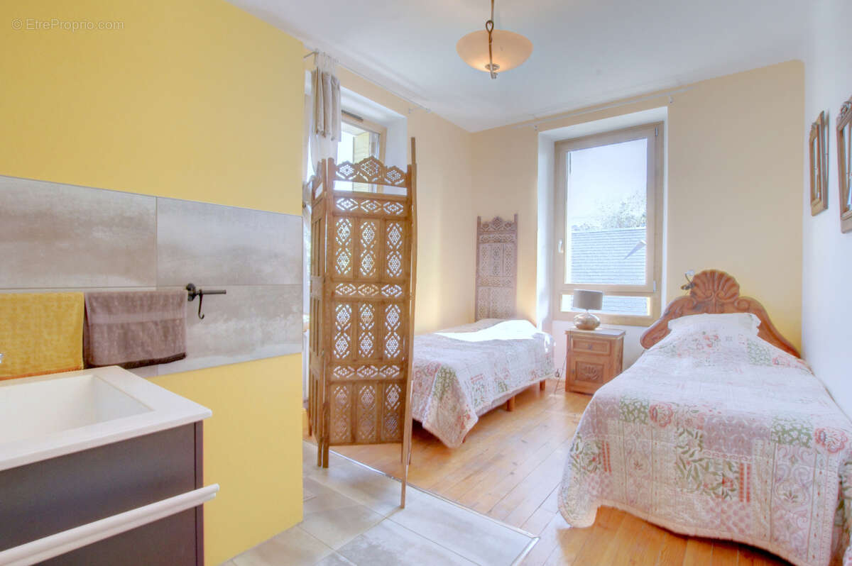 Grande maison familiale de 257 m2 avec dépendances   Saint-Germain-la-Chambotte - photo 2