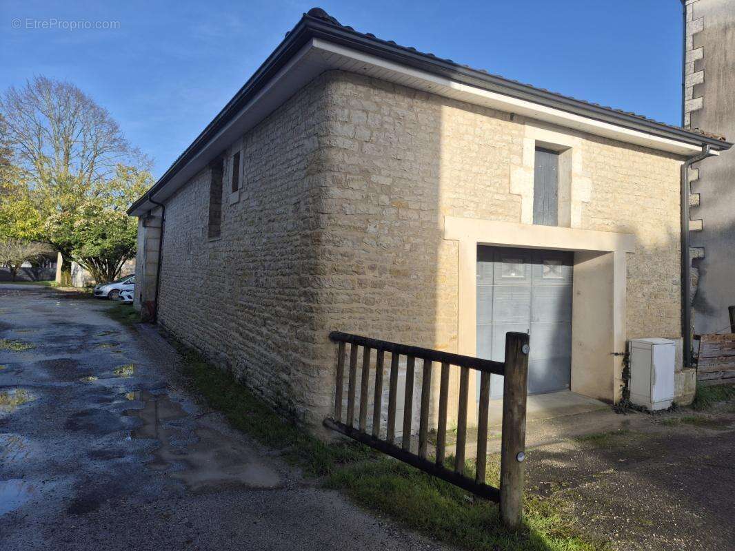 Maison à AIGRE