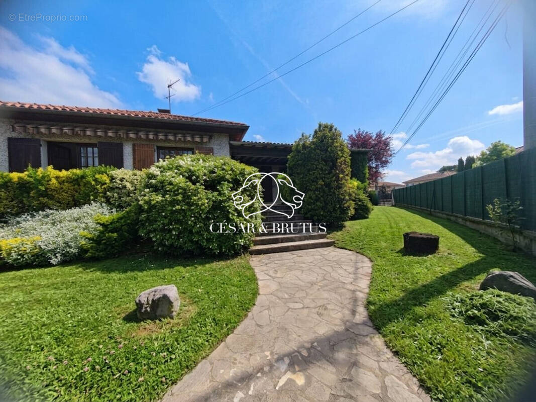 Photo Maison à Saint-Genis-Laval au prix de 505 000€