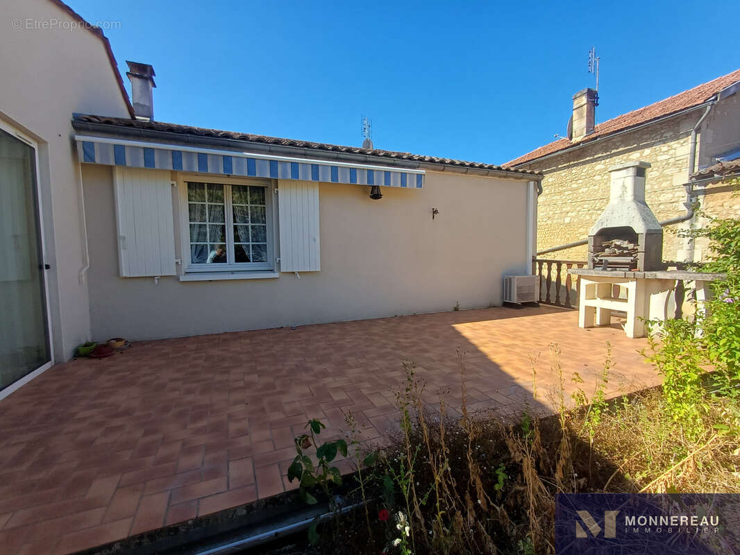 Maison services a pied avec jardin et garage - photo 3