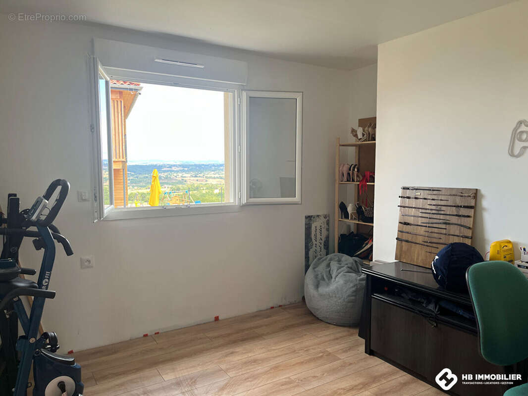 Maison à SAINT-CYR-DE-FAVIERES