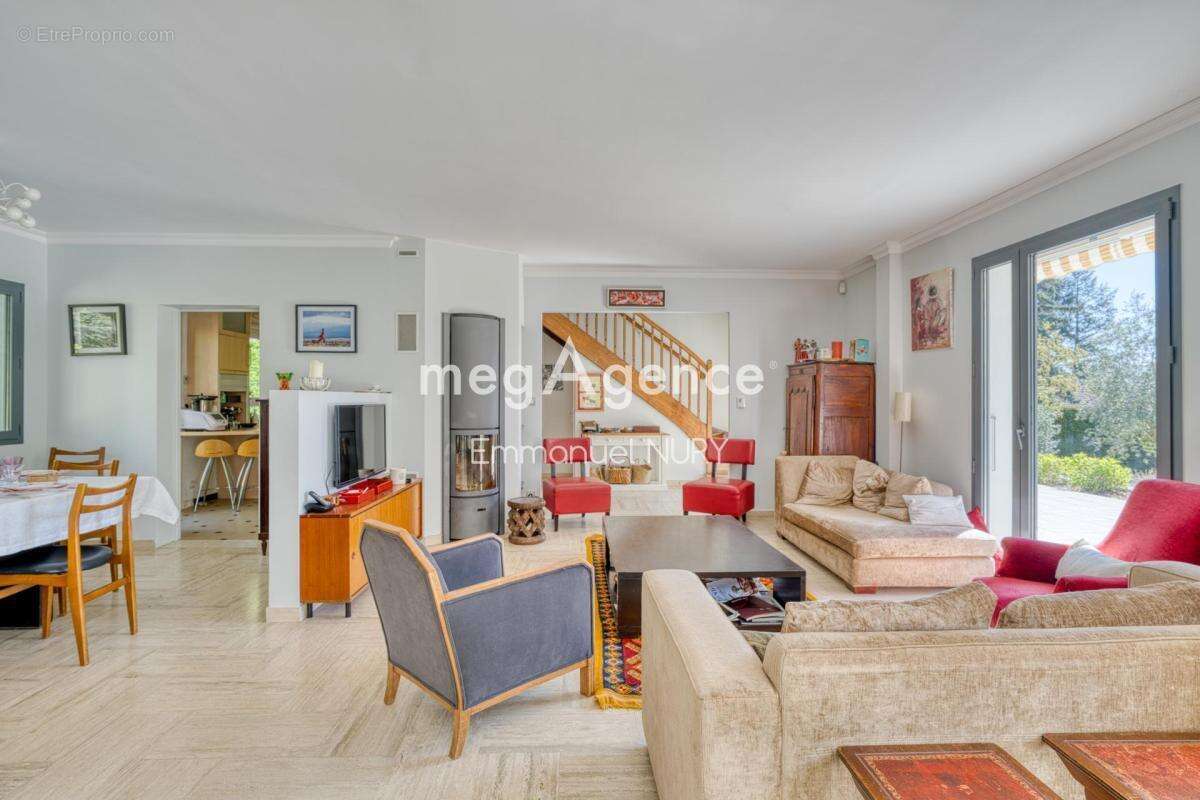 Maison spacieuse de 230 m² avec 5 chambres & piscine - photo 3