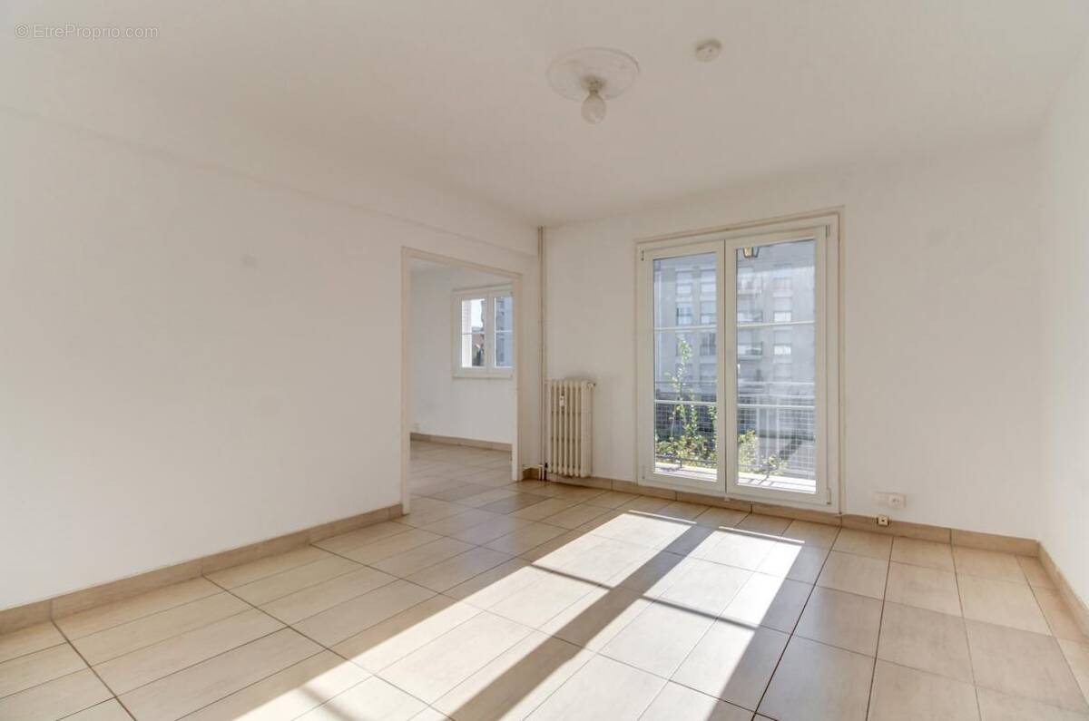 Appartement à SAINT-LAURENT-DU-VAR