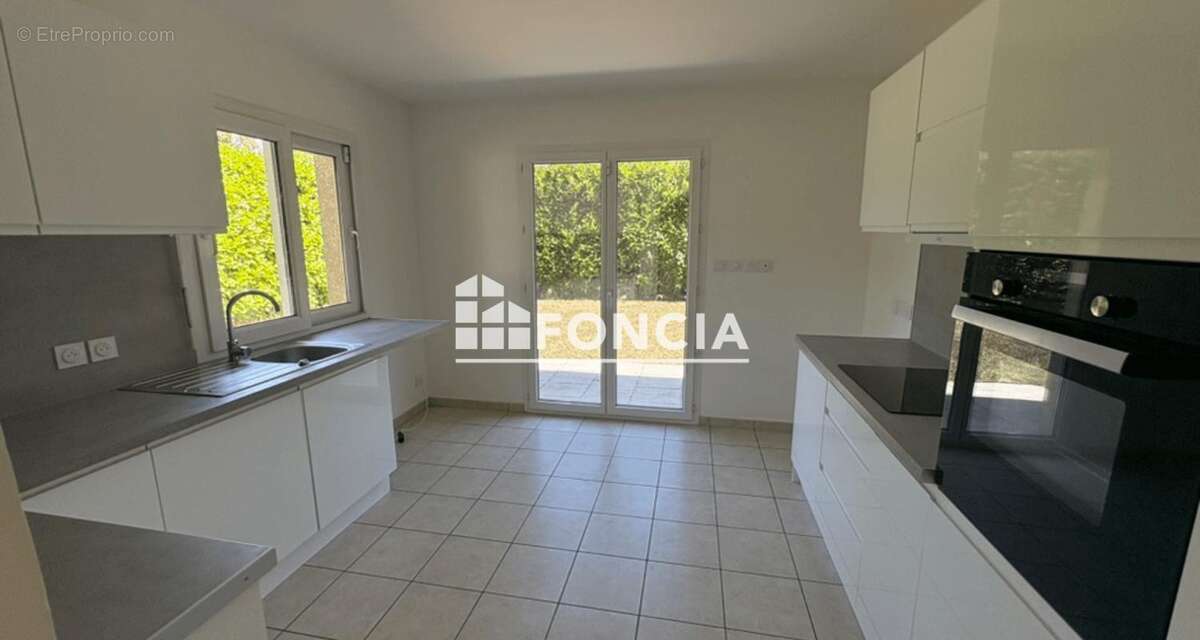 Étrembières – Villa mitoyenne 5 chambres avec jardin de 308 m², garage et abri voiture, à proximité de la douane de Veyrier - photo 4