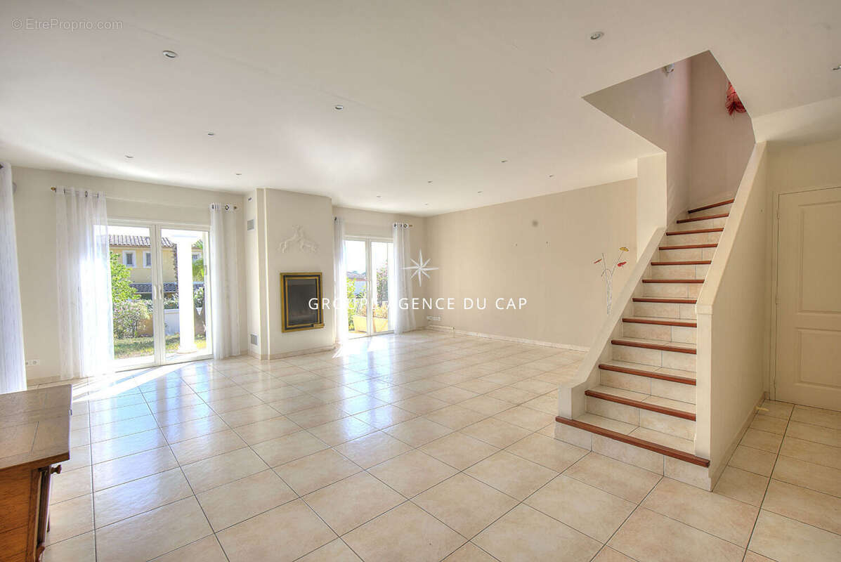 Villa néo-provençale 6 pièces à vendre à Saint Raphaël - Bas du Golf de Valescure - photo 6