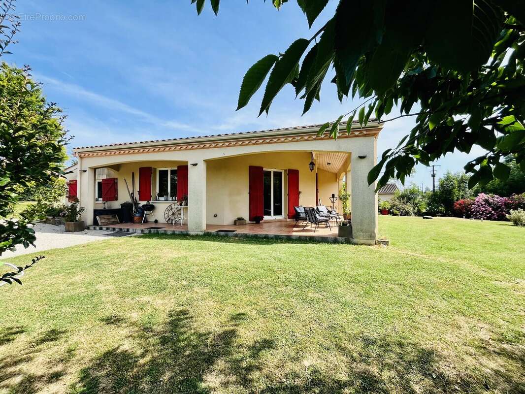 Maison de plain-pied avec quatre chambres, beau jardin et terrasse couverte - photo 14