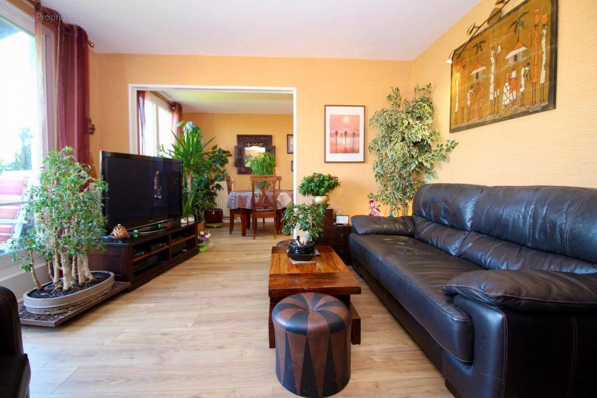 Appartement à NEAUPHLE-LE-CHATEAU