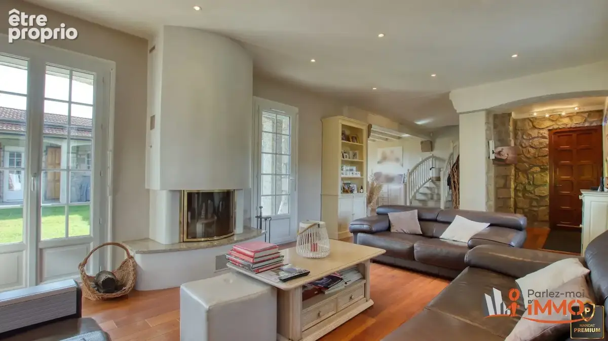 Maison 185 m² à Roche-La-Moliere  - photo 2