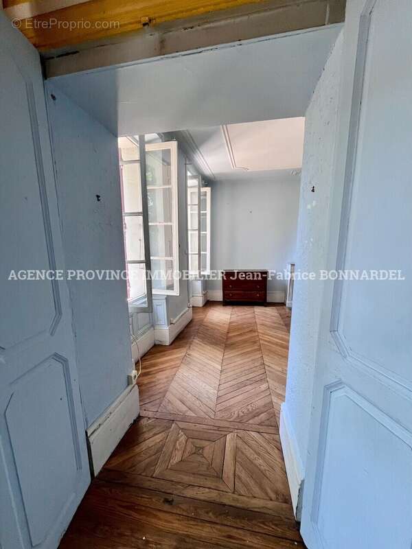 Maison 267 m² à Suze-La-Rousse  - photo 3