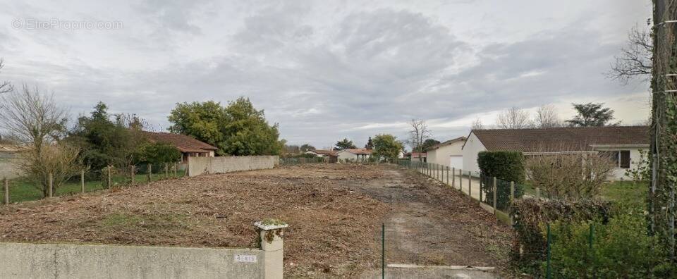 Terrain à VAYRES