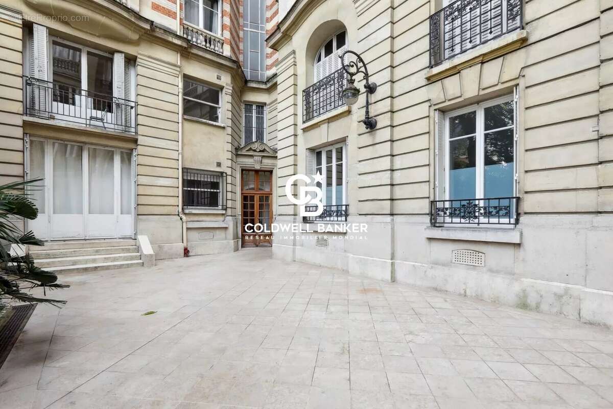 Appartement à PARIS-16E