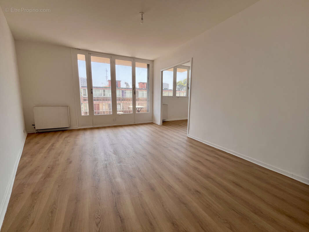 À acheter 160000 € à Toulon (83) : appartement de 70.85m2 - photo 2