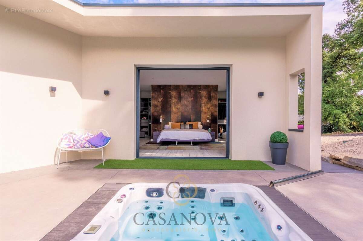 Maison à SAINT-CLEMENT-DE-RIVIERE