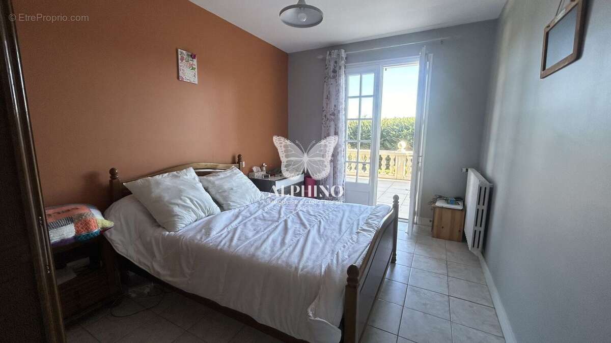 Maison à SAINT-MARTIAL-DE-VALETTE