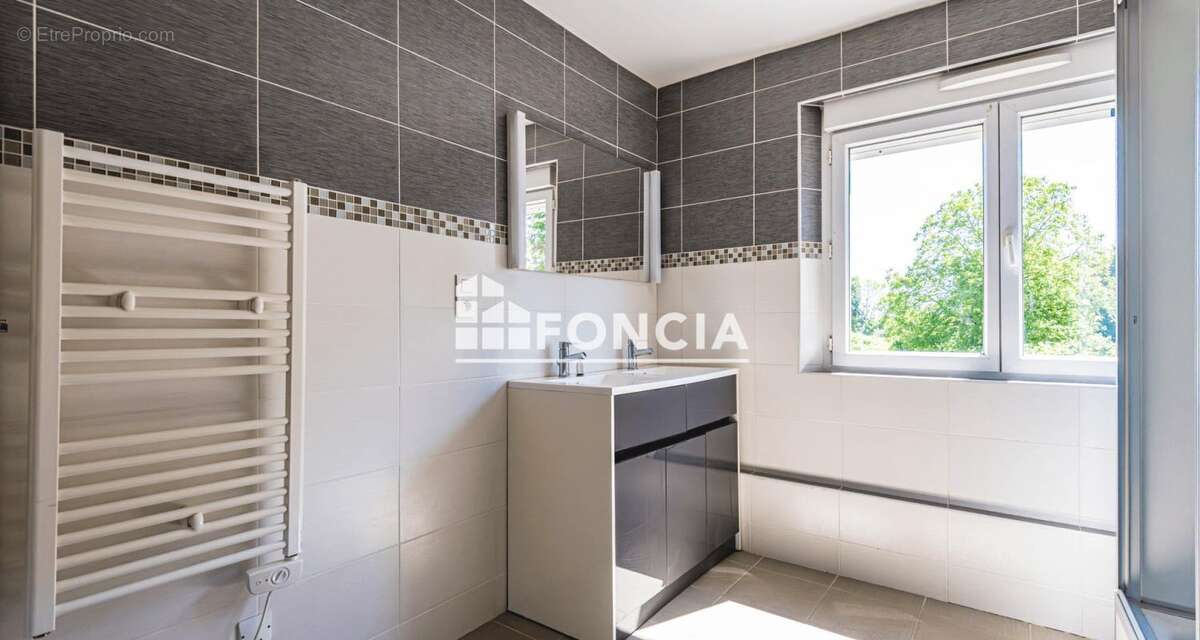 Maison familiale de 145 m² avec 4 chambres, grand jardin, terrasse et garage à Tours-sur-Marne - photo 9