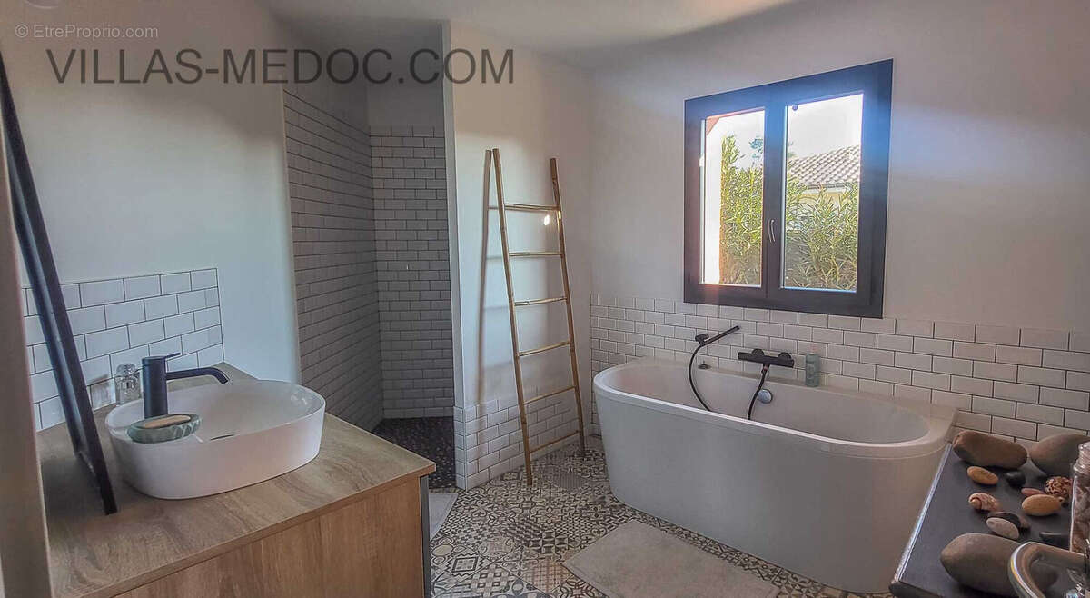 Maison à VENDAYS-MONTALIVET