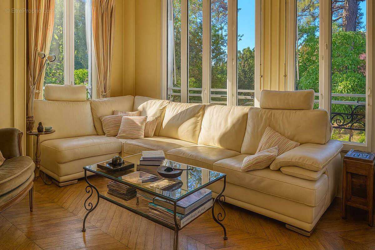 Maison à MANDRES-LES-ROSES