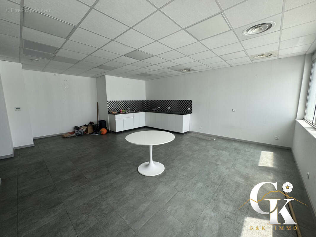 Commerce à SAINT-ETIENNE-DE-CROSSEY