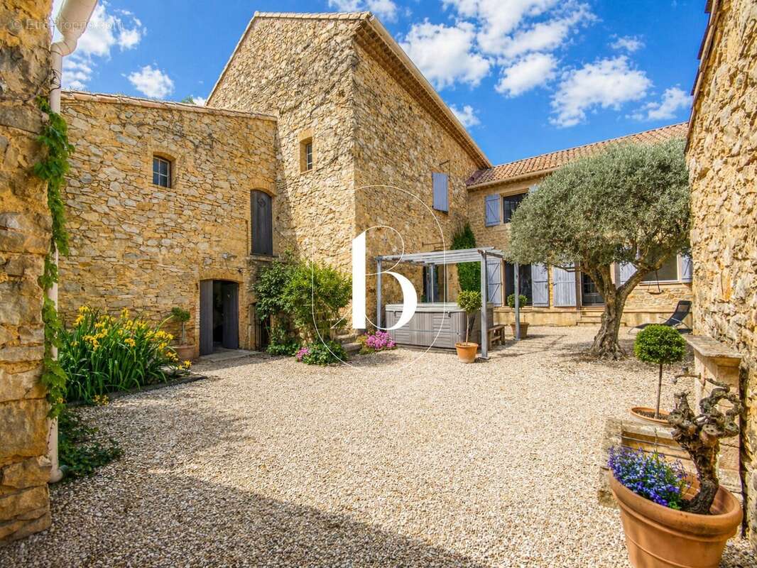 Maison à LAUDUN-L'ARDOISE