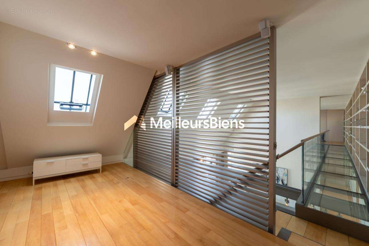 Une adresse emblématique au sein du Triangle d'Or  Duplex de réception signé Wilmotte - photo 24