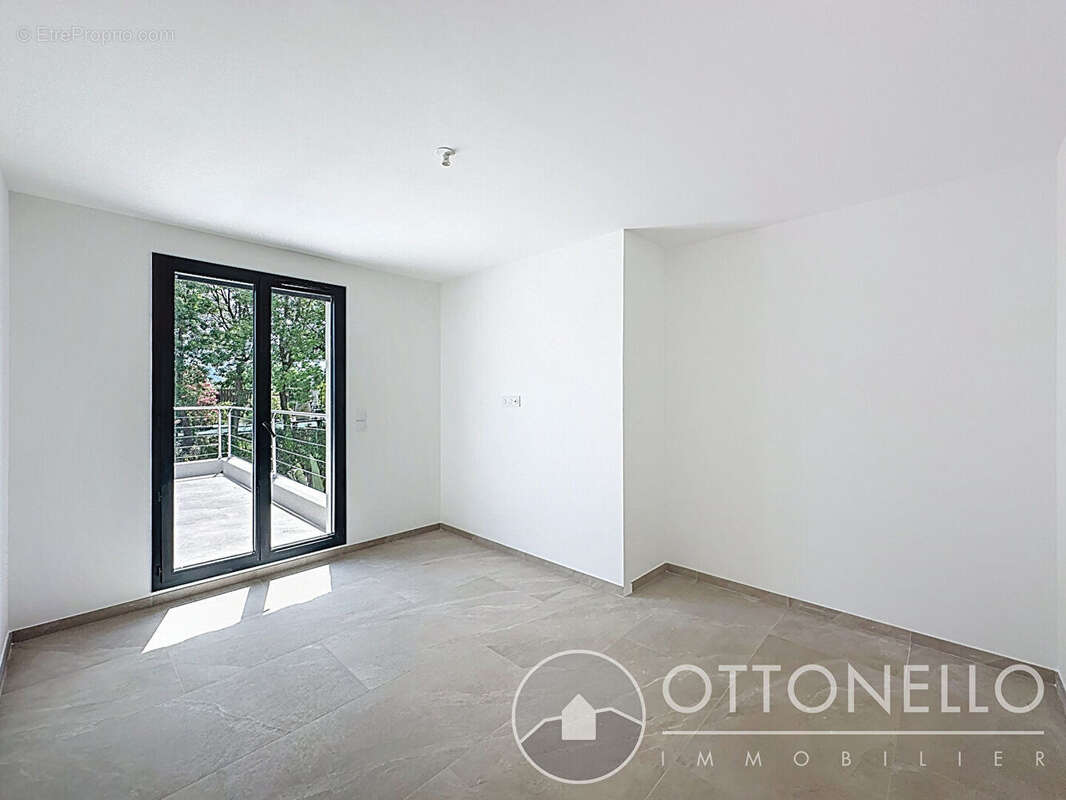 Maison à ROQUEBRUNE-SUR-ARGENS