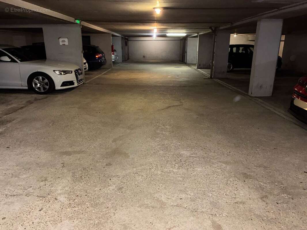 Parking à PARIS-16E