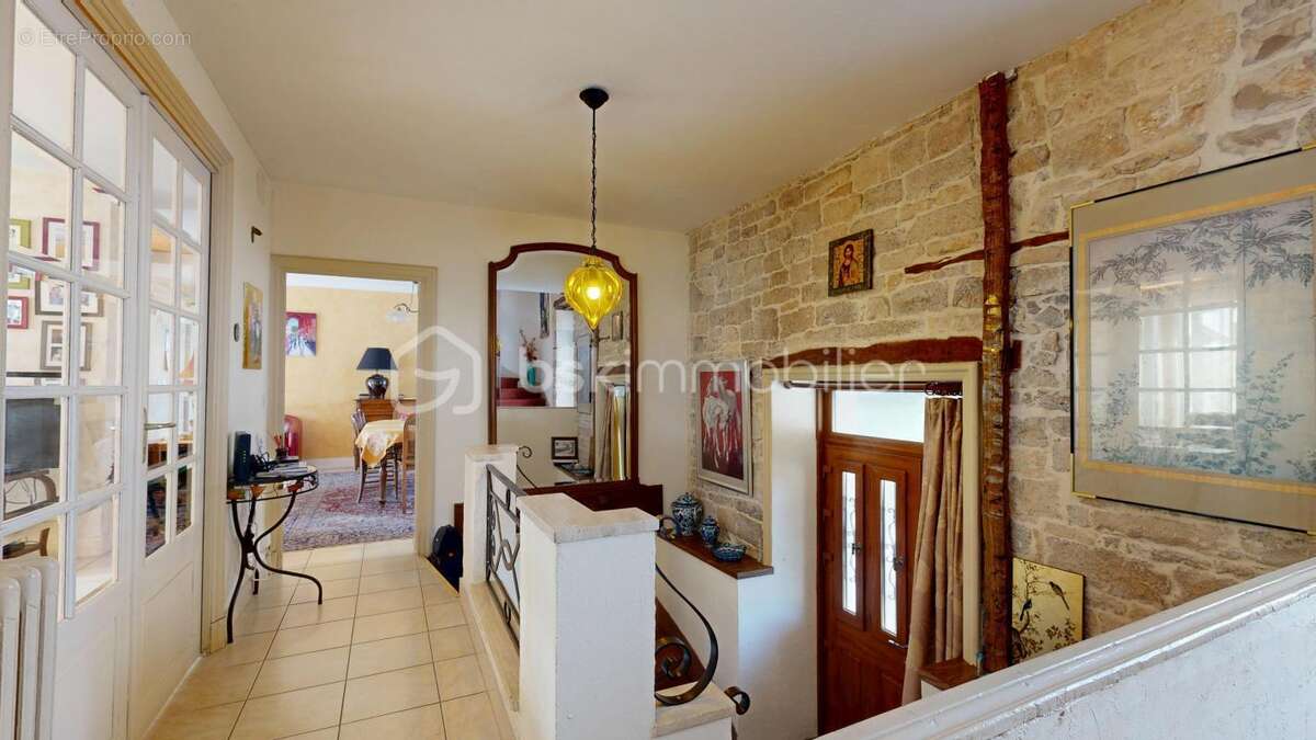 Une maison de caractère avec piscine intérieur au cœur d’un environnement paisible - photo 2