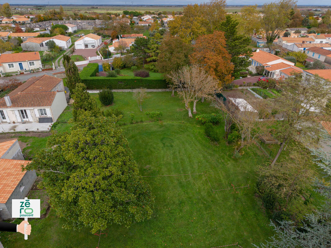 Terrain à CHAMPAGNE-LES-MARAIS