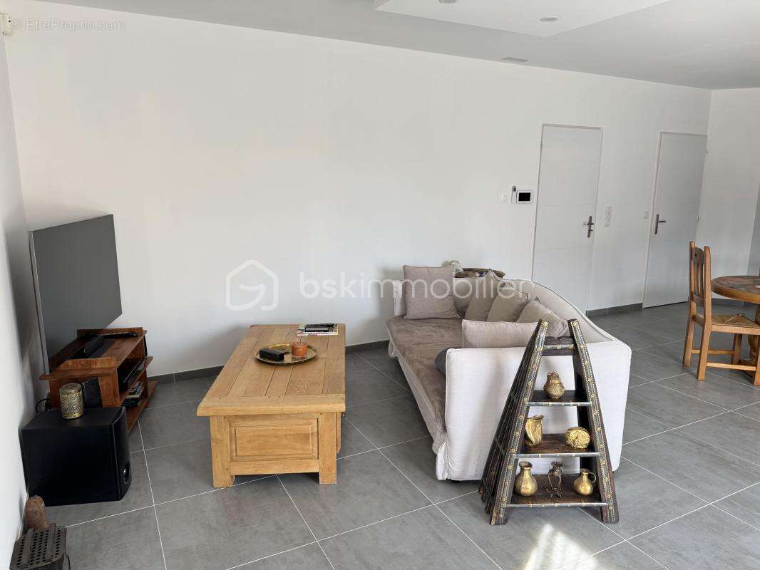 ** Villa contemporaine de 2025 – Plain-pied – Prestations de qualité – Exposition plein sud – Garage motorisé ** - photo 7