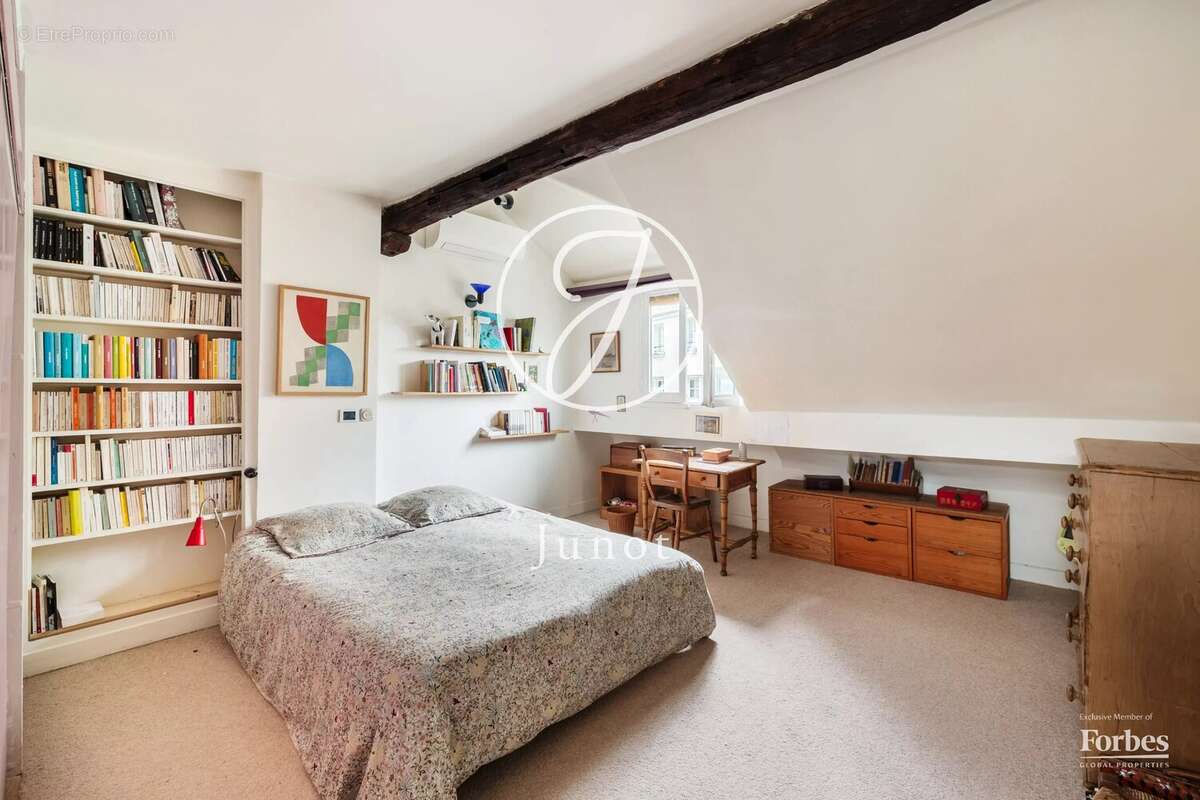 Paris 18e - HAUT MONTMARTRE / PLACE JEAN BAPTISTE CLÉMENT  - Appartement  à vendre - 4 pièces - 90,84m² Carrez - 107,84m² au sol - photo 6