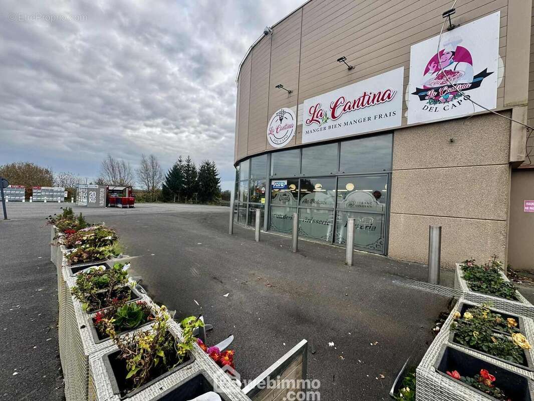 Une façade attractive, avec une belle terrasse idéale pour la saison estivale - Commerce à FRESNOY-LE-GRAND
