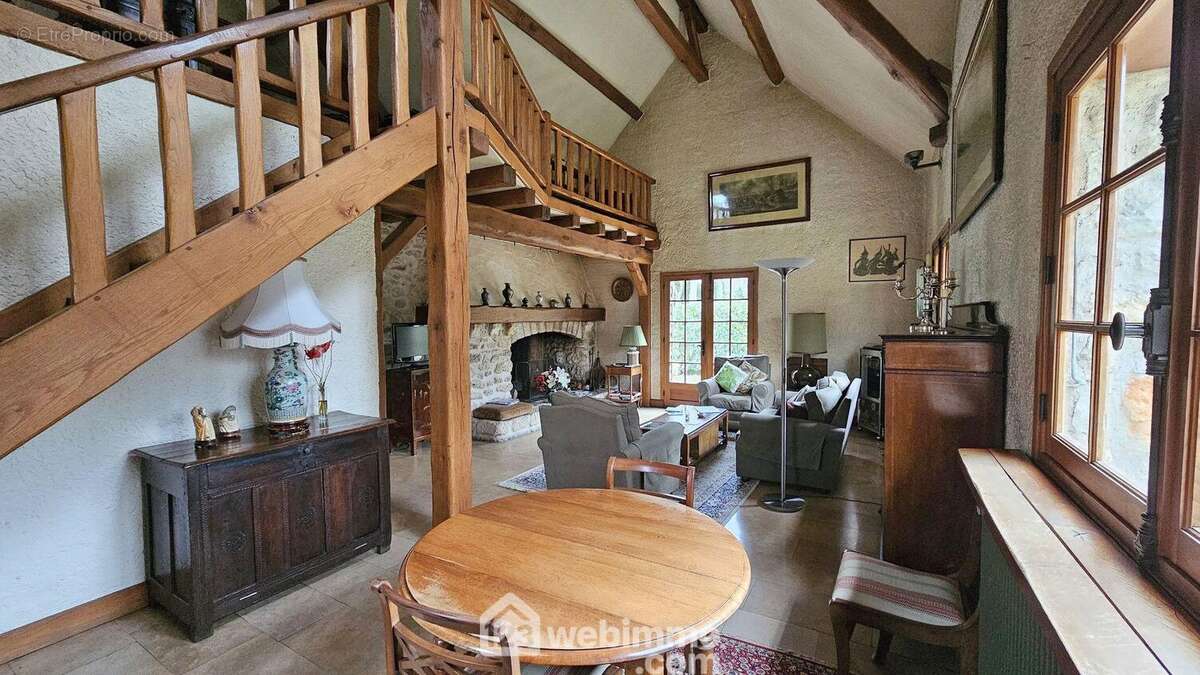 Une salle à manger. - Maison à NOISY-SUR-ECOLE