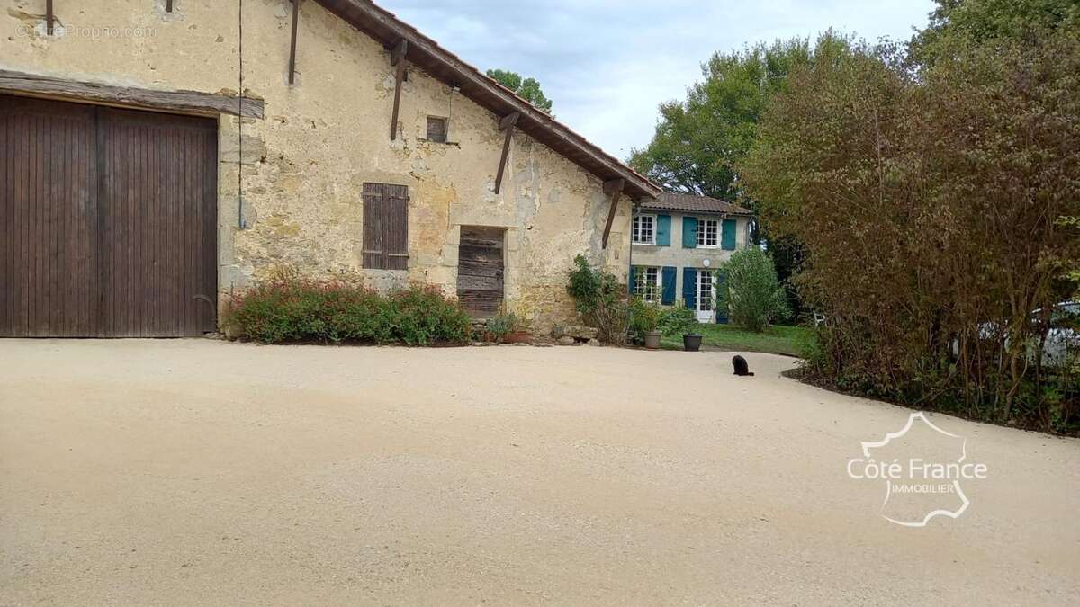 Maison en pierres avec dépendances et grand terrain - photo 7