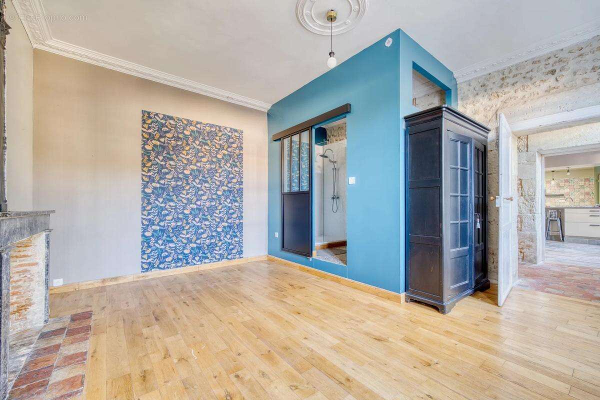 Maison de caractère de 242 m² - Saintes - photo 6