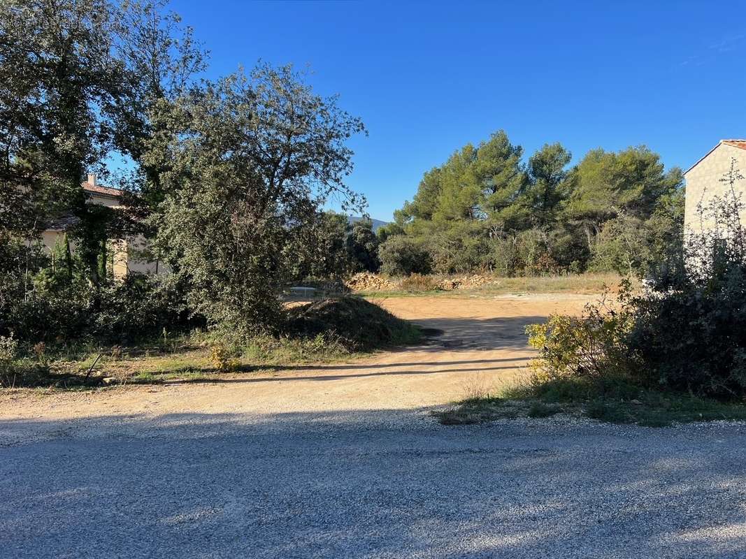 Terrain constructible à vendre à Ménerbes avec un permis obtenu - photo 7