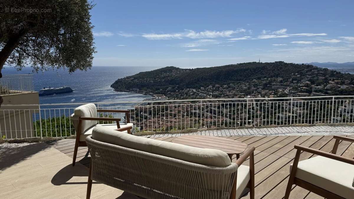 Villefranche-sur-Mer – Superbe 3 pièces rénové avec vue mer panoramique, vaste terrasse, garage et cave - photo 6