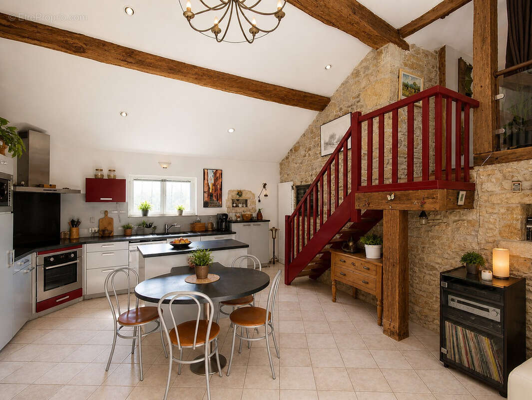 Maison de caractère avec ancienne grange aménagée et terrain arboré - photo 3