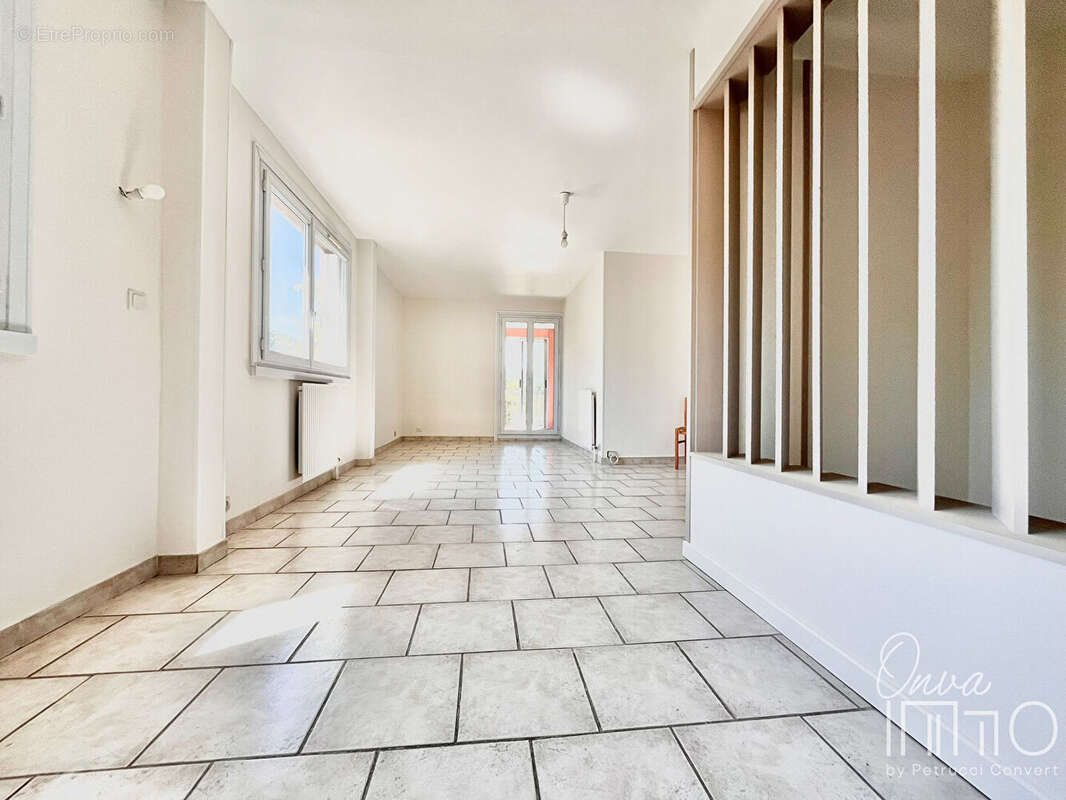 Plateau Saint-Rambert  - T4 de 81m² avec loggia et parking - photo 3
