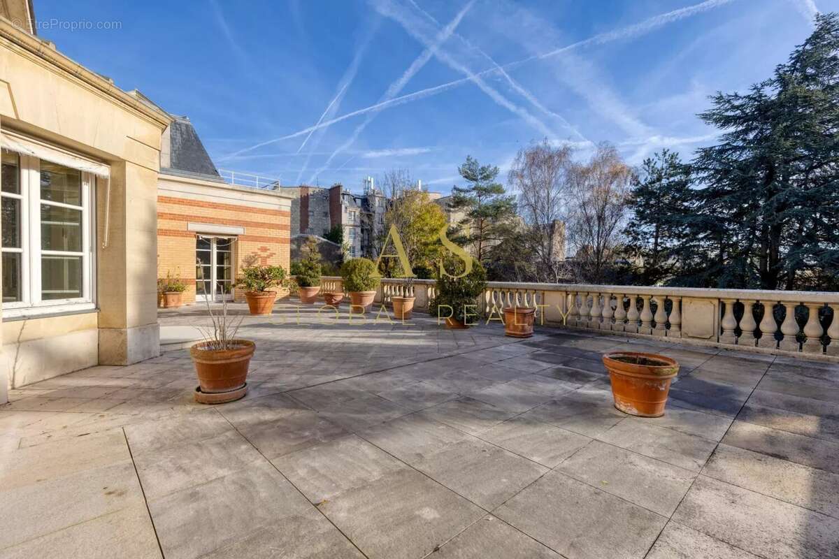 Appartement à PARIS-16E